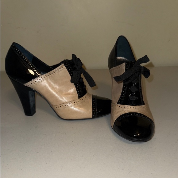 Gianni Bini Black and Tan Heeled Shoes - Picture 4 of 9
